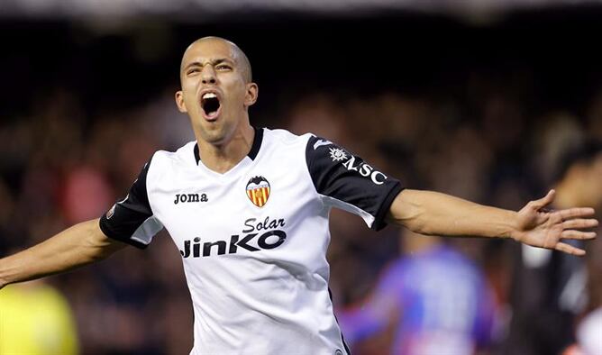 Valencia CF Sofiane Feghouli celebra la consecución del gol de su equipo ante el Levante