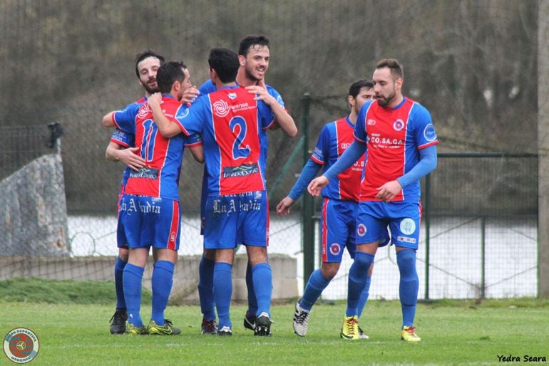 La Unión Deportiva Ourense, más cerca del ascenso. La pasada jornada goleaba en el Couto al Gondomar por cinco a cero. Con estos tres puntos está situado en el ascenso directo. Foto Yedra Seara. (archivo)