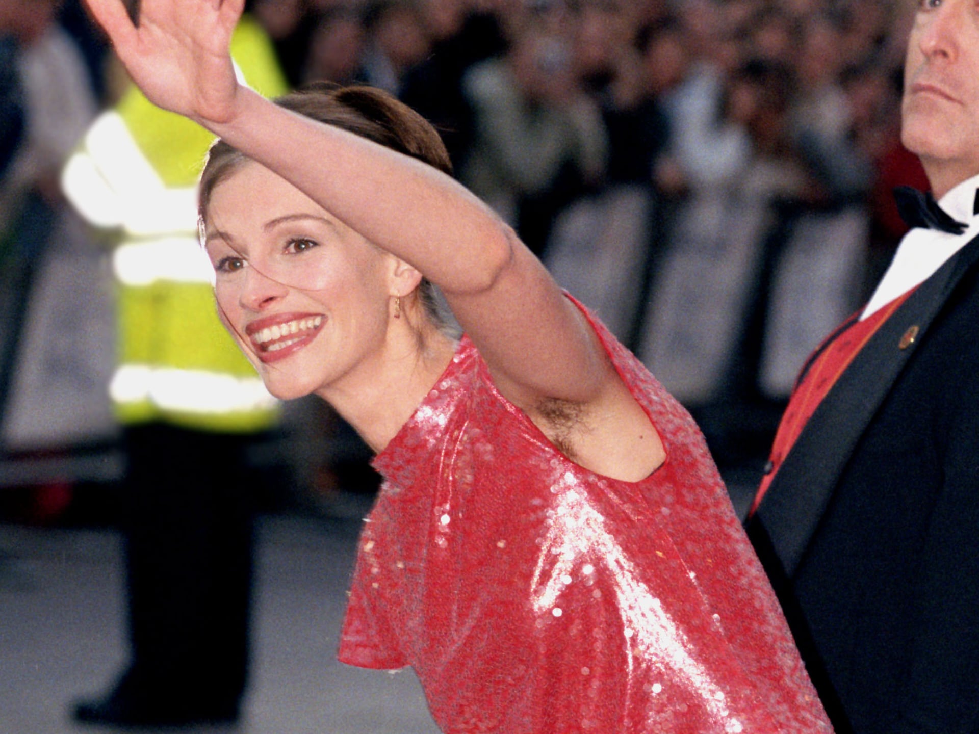 Julia Roberts muestra vello en sus axilas en la premiere de &#039;Notting Hill&#039;.