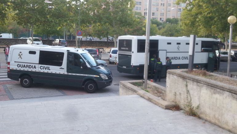 Furgones de la Guardia Civil trasladando presos a la Audiencia Provincial de Madrid
