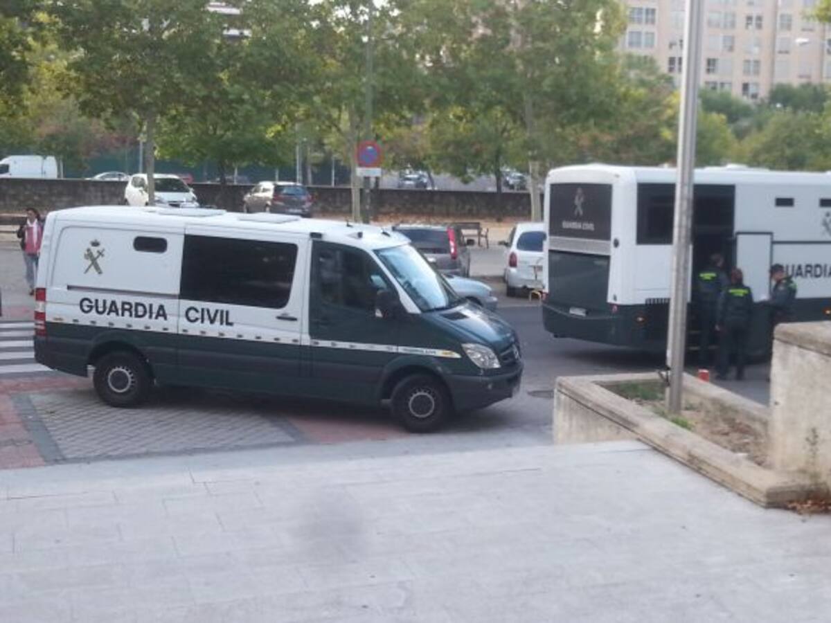 Once detenidos por usar a personas en exclusión para estafar créditos bancarios