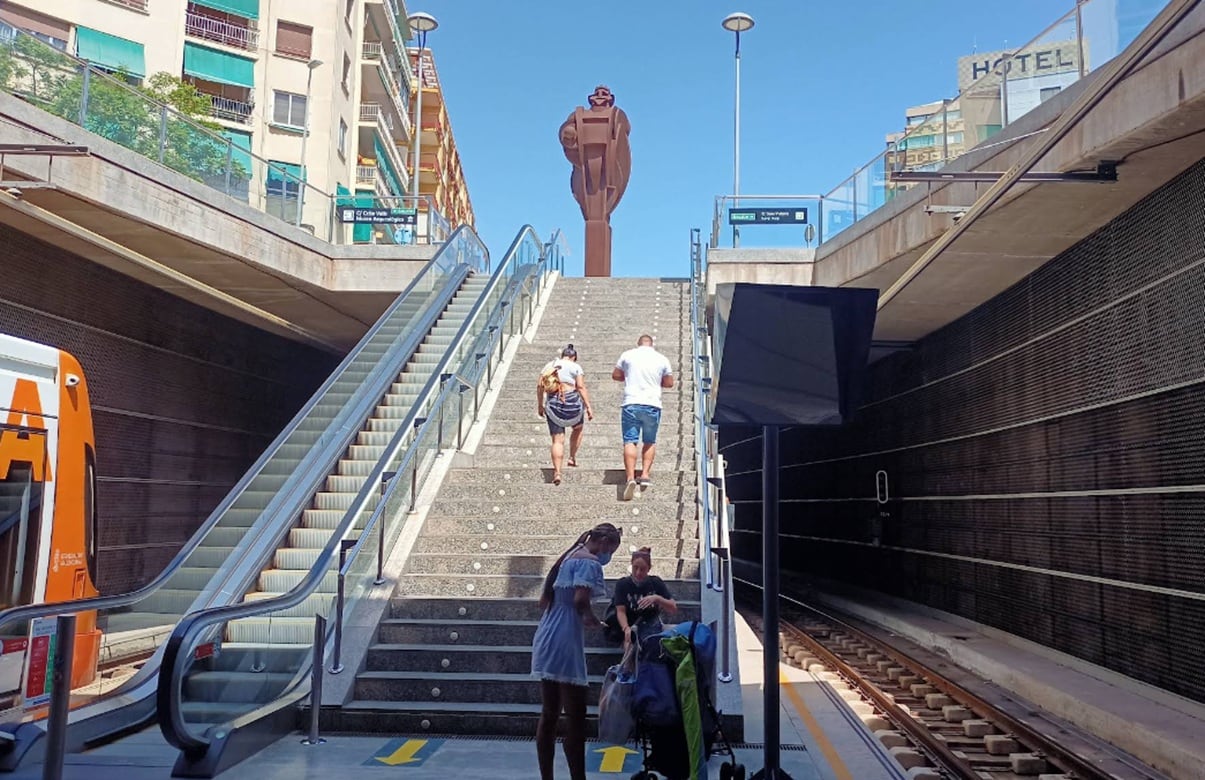 Escaleras que hay que salvar en la parada del TRAM Marq-Castillo de Alicante