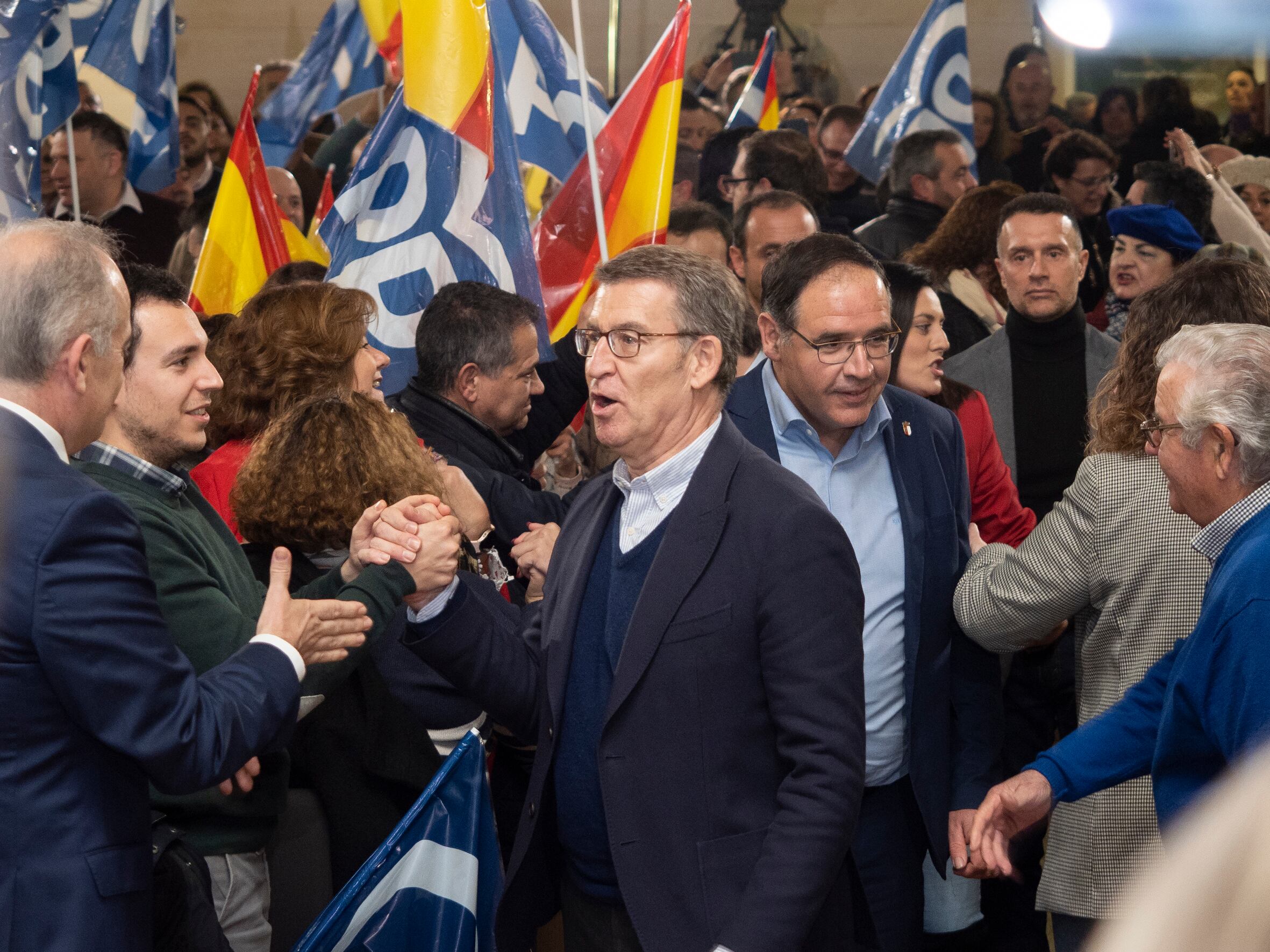 CUENCA, 18/01/2023.- Nuñez Feijóo (c), presidente del Partido Popular, durante un acto de su partido celebrado este miércoles en Cuenca. EFE/ José del Olmo