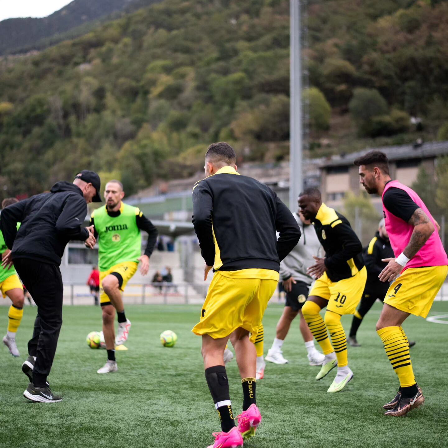 Escalfament de la UE Santa Coloma abans del partit contra l&#039;Atlètic d&#039;Escaldes d&#039;aquest diumenge.