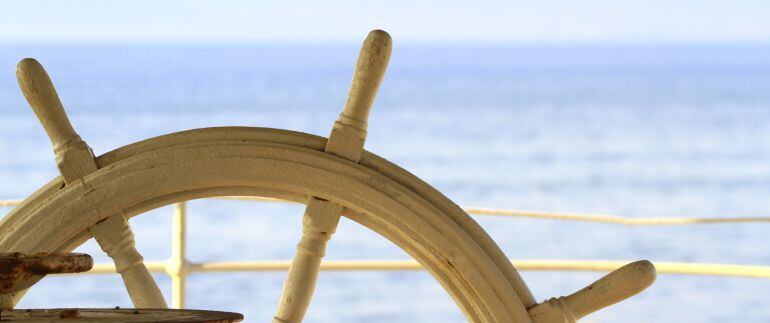 El barco está amarrado en Aguadulce, en la localidad de Roquetas de Mar (Almería). 