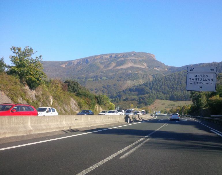 Retenciones la tarde pasada en la Autovía del Cantábrico.