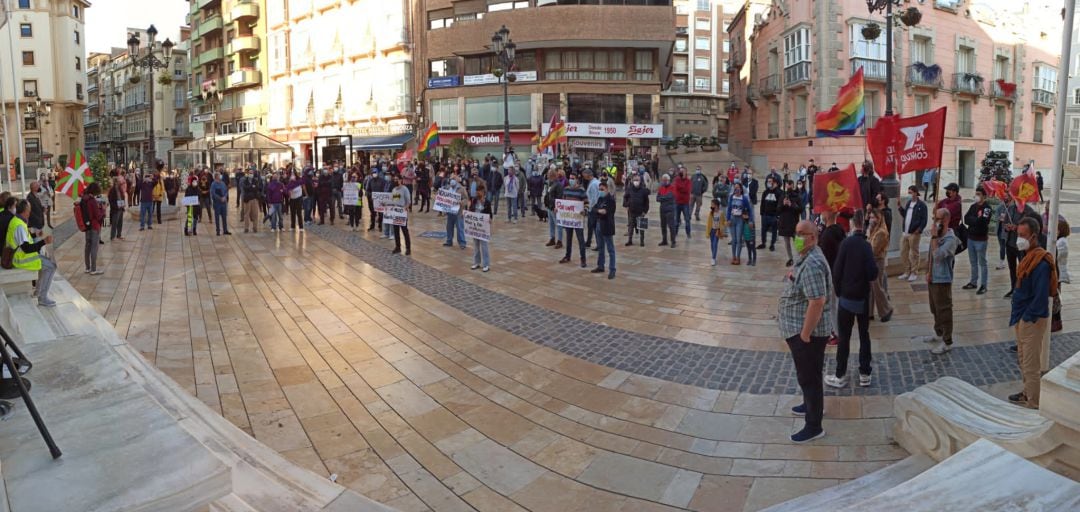 Más de un centenar de personas se concentran en Cartagena contra ataque a sede de Podemos