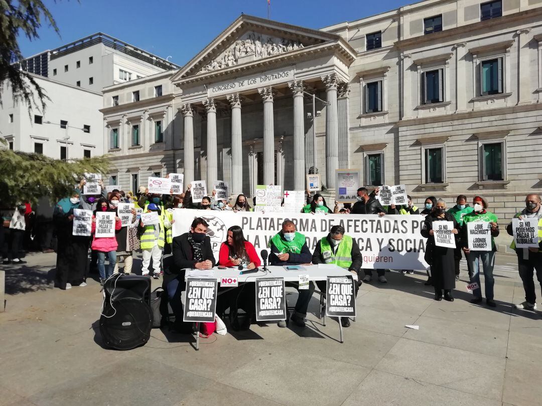 Rueda de prensa de la Plataforma de Afectados por la Hipoteca ante el Congreso tras el dictamen de la ONU que condena a España por violar el derecho a la vivienda de una familia de Vallecas. 