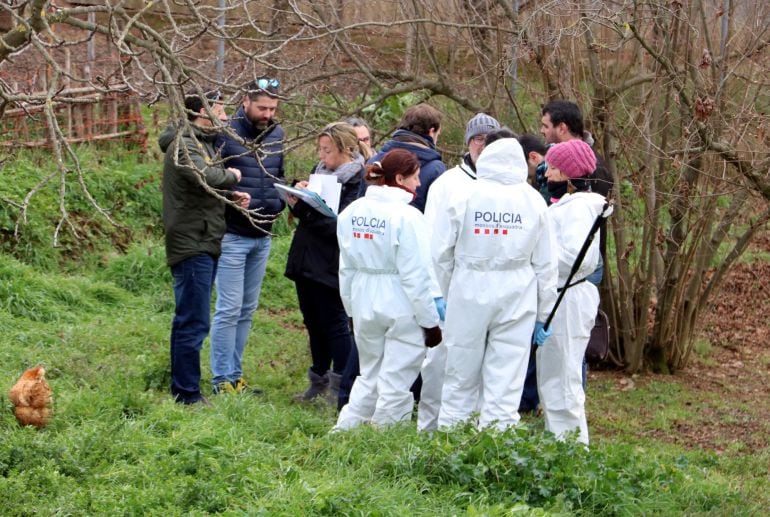 La policía científica sondea con un detector de metales un terreno propiedad del principal sospechoso del doble homicidio de Susqueda