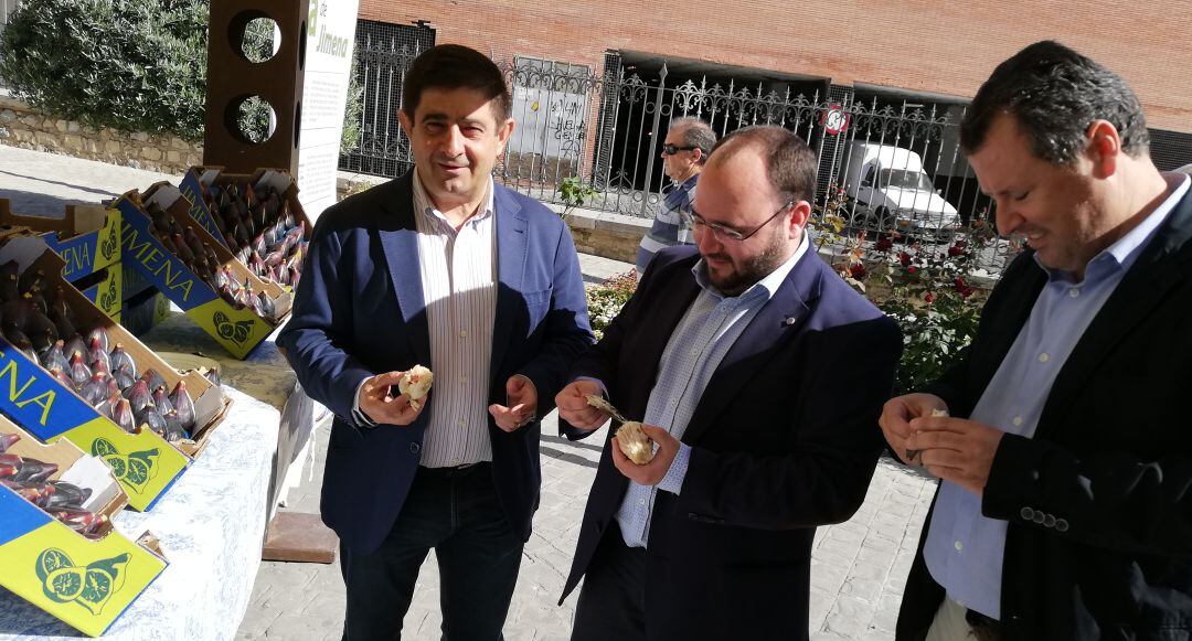 De izquierda a derecha: El presidente en funciones de la Diptuación Provincial de Jaén, Francisco Reyes; el alcalde de Jimena, Francisco Ruiz; y el diputado de Agricultura en funciones, Pedro Bruno.