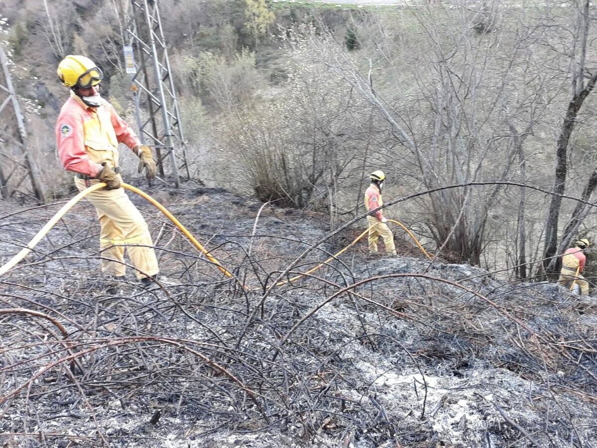 Incendio en las proximidades del túnel de Escarra