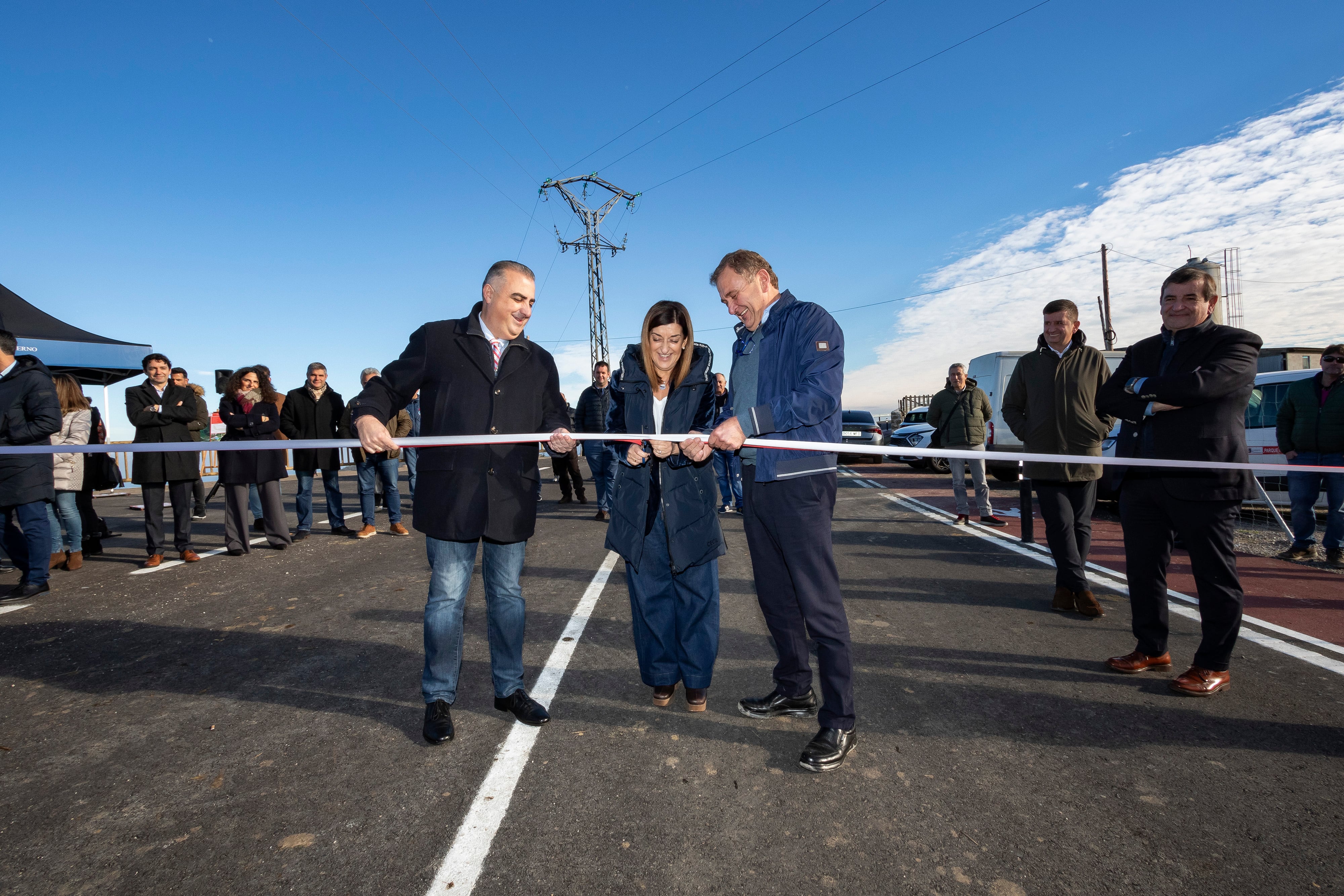 La presidenta del Gobierno de Cantabria, María José Sáenz de Buruaga, inaugura la carretera de acceso a La Florida por Labarces.