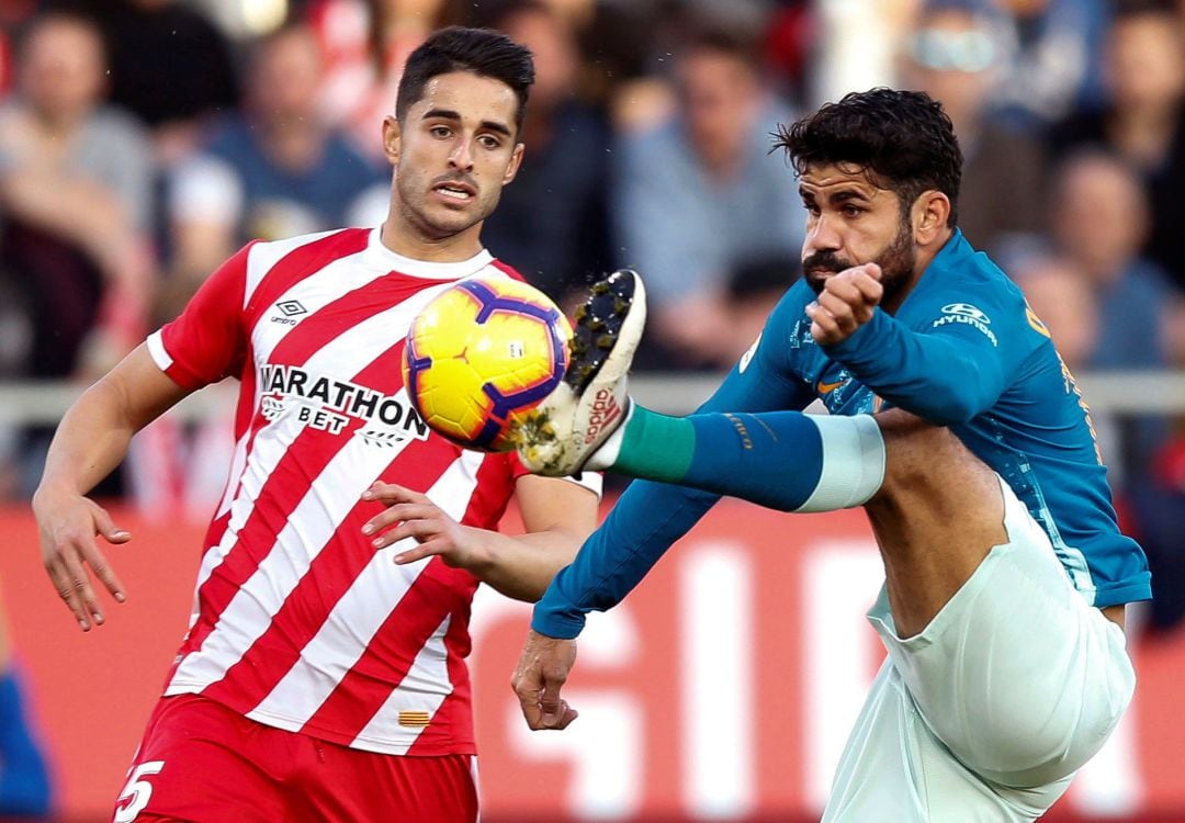 Costa intenta controlar un balón en Montilivi