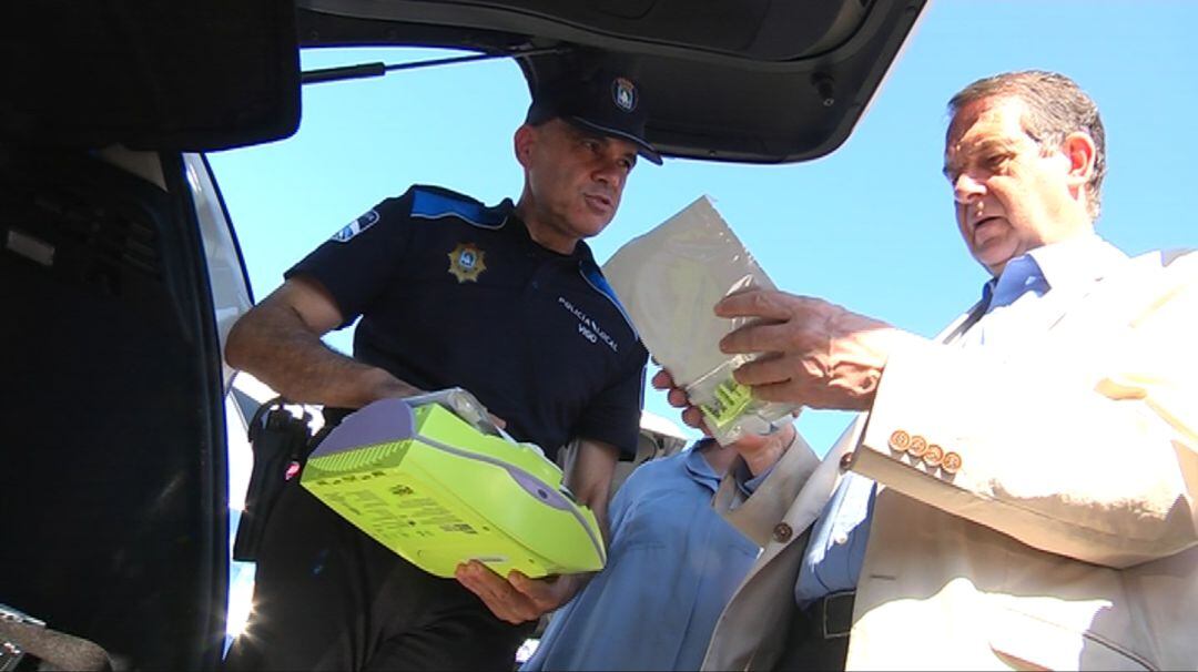 El alcalde, Abel Caballero, examina uno de los desfibriladores