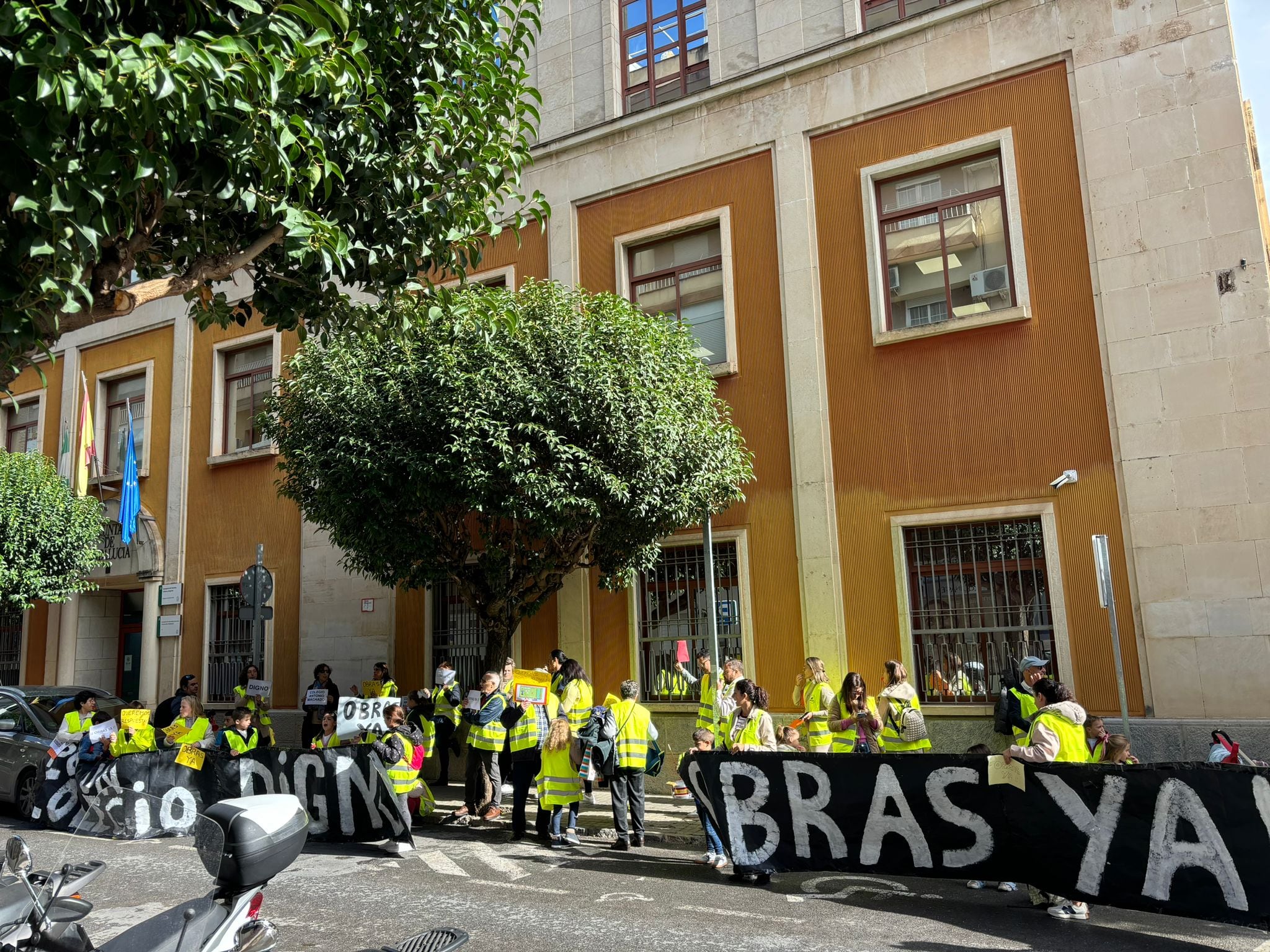 Protestas de familias pertenecientes al Colegio Antonio Machado de Peal de Becerro a las puertas de la delegación de Educación.