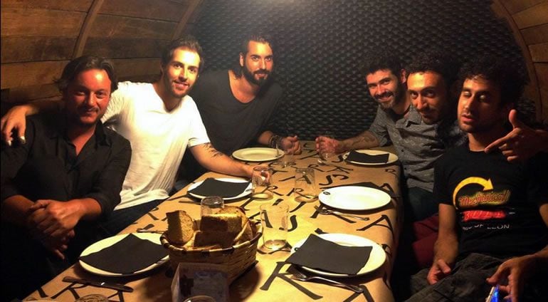 El grupo, a punto de comerse un cachopo en una sidrería de Avilés antes de un concierto