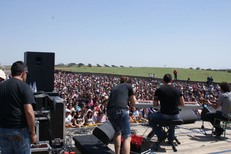 Miles de personas asisten a uno de los conciertos de El Festivalino de Pescueza en la última edición.