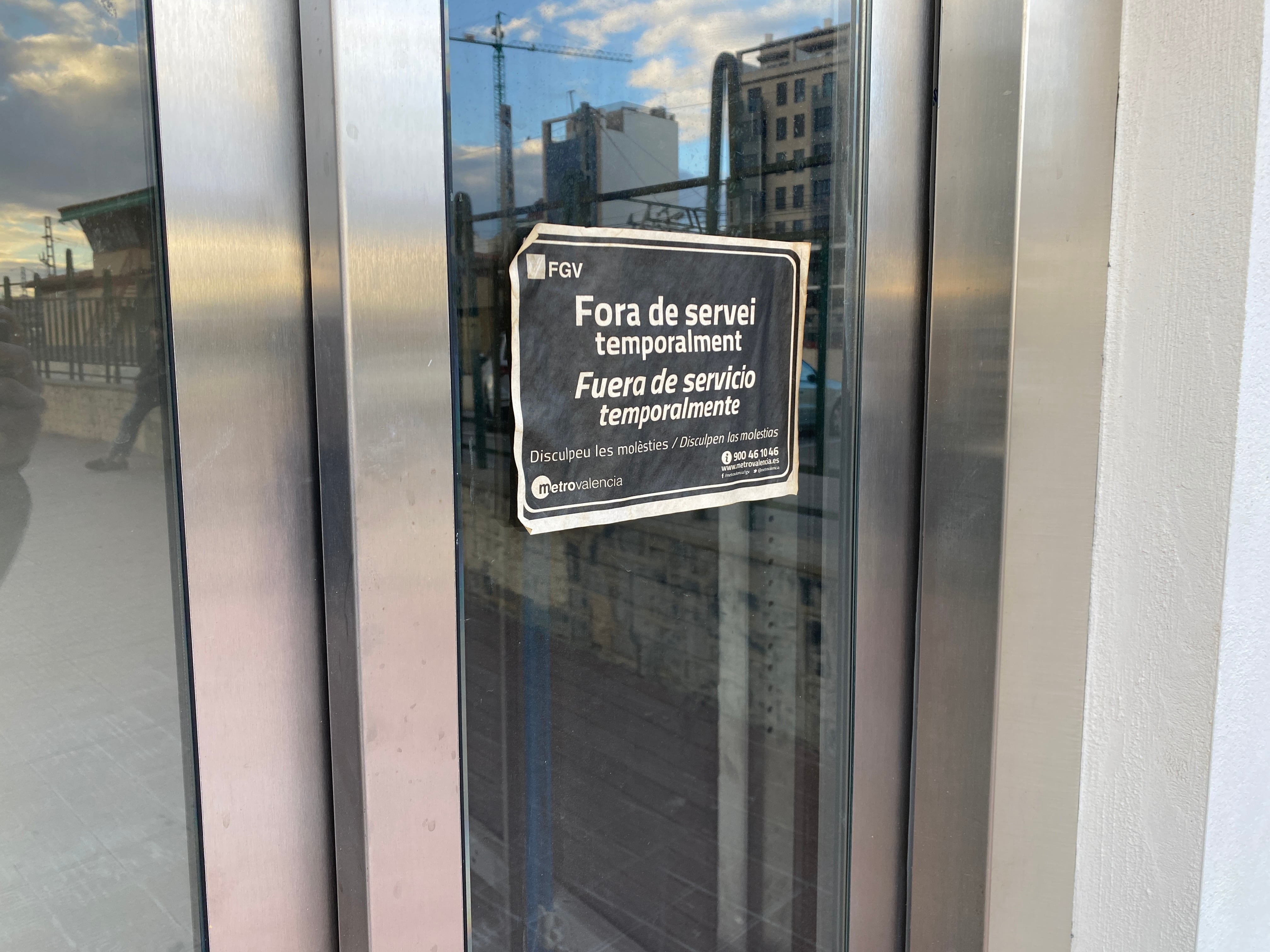 Uno de los ascensores de la estación de metro de Bailén, en València, también está averiado.