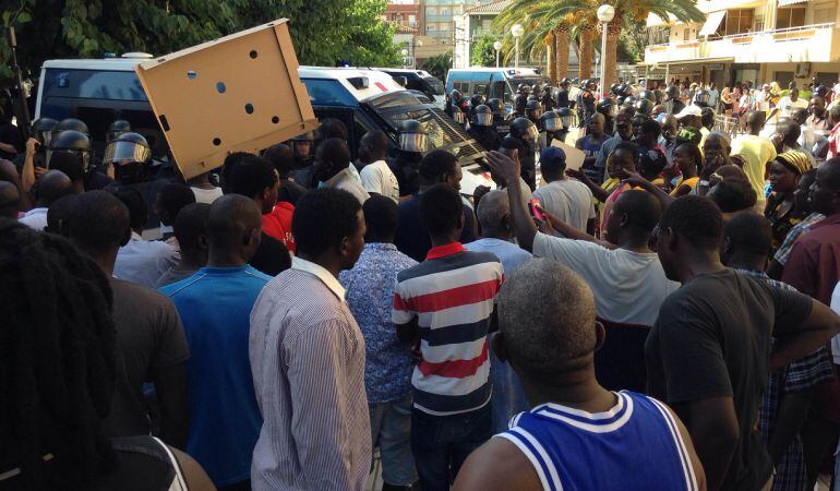 Moments de tensió entre els senegalesos i els Mossos d'Esquadra a Salou aquest estiu