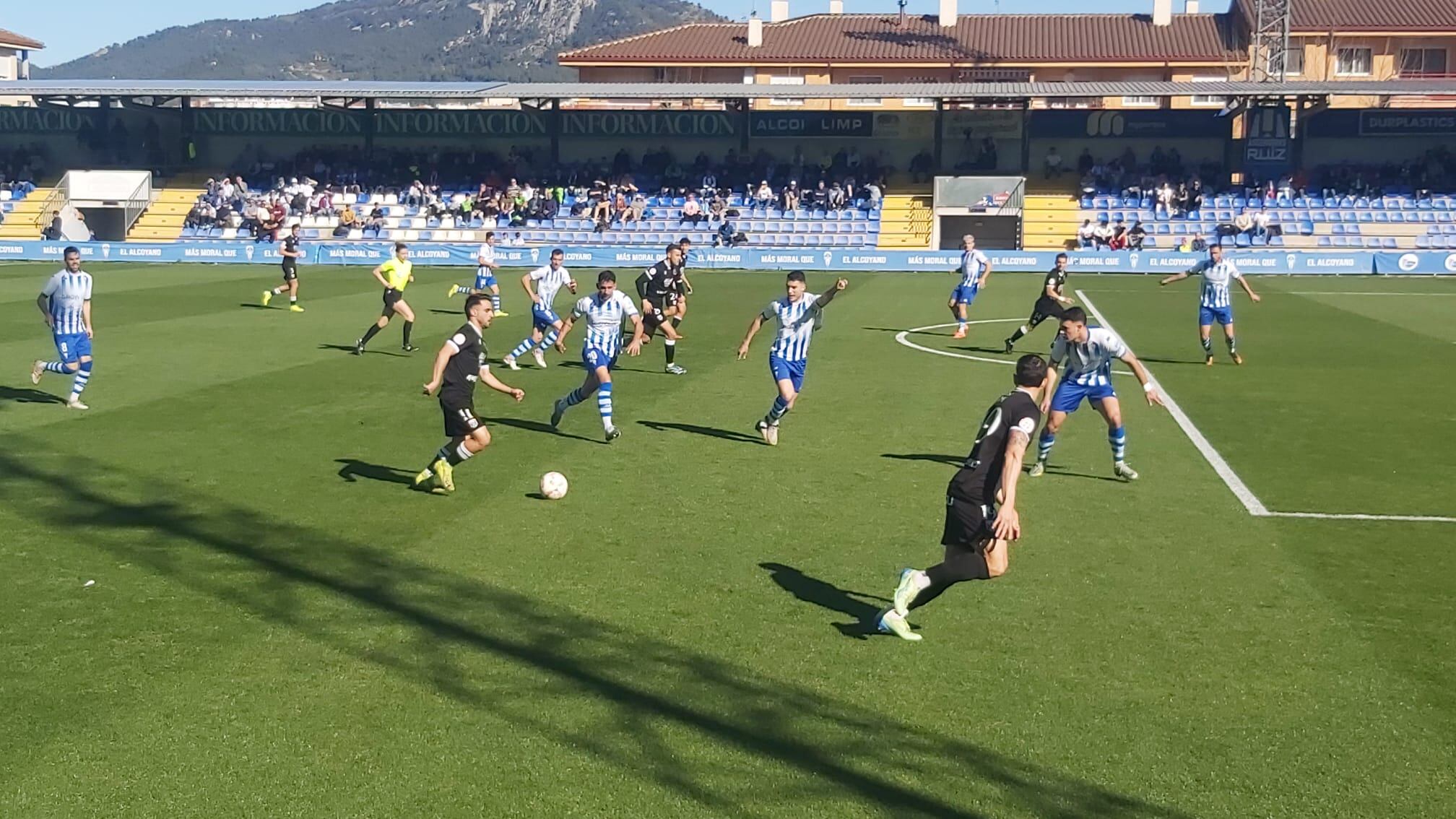 Instante del partido entre el Alcoyano y el Mérida