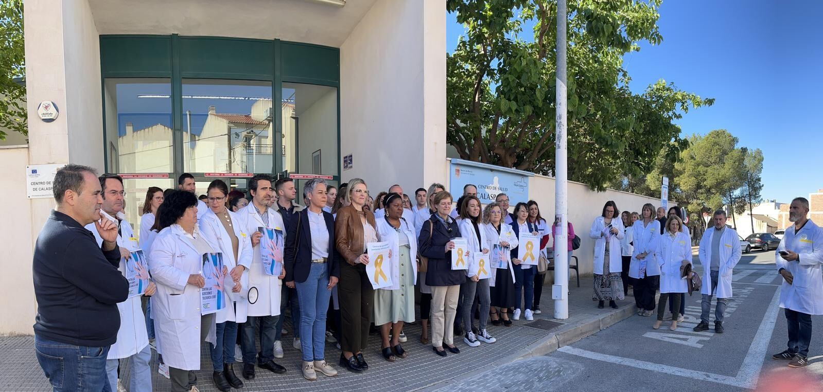 Momento de la concentración a las puertas del Centro de Salud de Calasparra