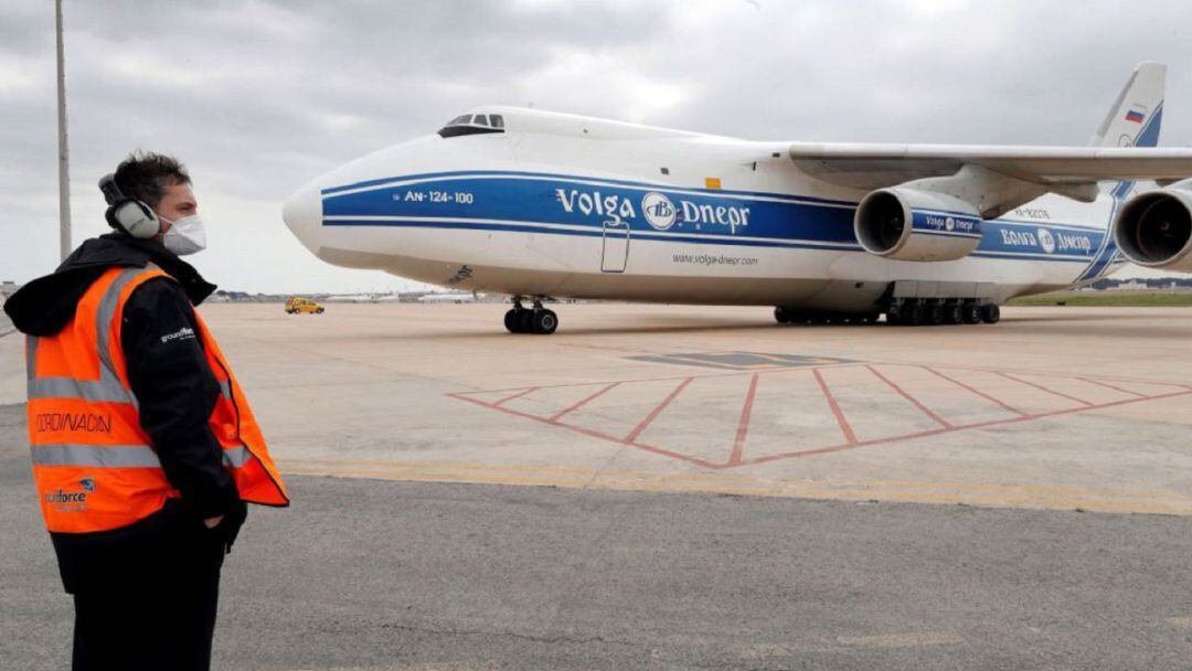 Un operario aguarda junto a un avión con material sanitario que la Generalitat ha comprado a China durante el estado de alarma