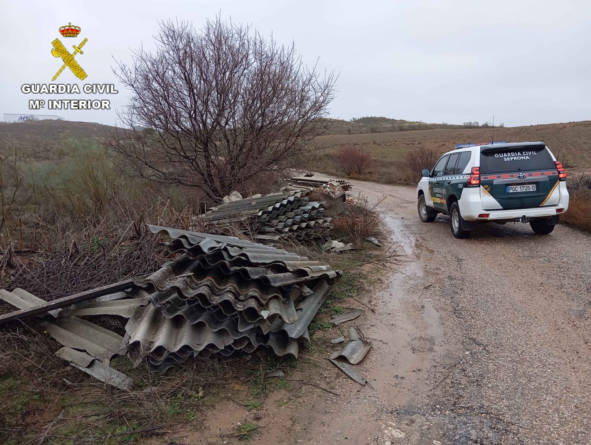 Uno de los puntos de vertido ilegal de placas de fibrocemento localizados por la Guardia Civil