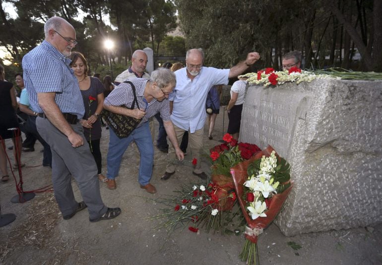 El hispanista Ian Gibson (c) deja un clavel en el monolito dedicado a la mamoria de Federico García Lorca y las víctimas de la Guerra Civil, durante la celebración del 79 aniversario de la muerte de García Lorca y los represaliados de la Guerra Civil.