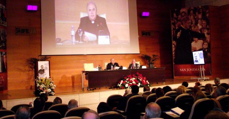 El deán de la Catedral de Jaén, Francisco Juan Martínez Rojas, pronuncia una conferencia en una edición anterior del foro.