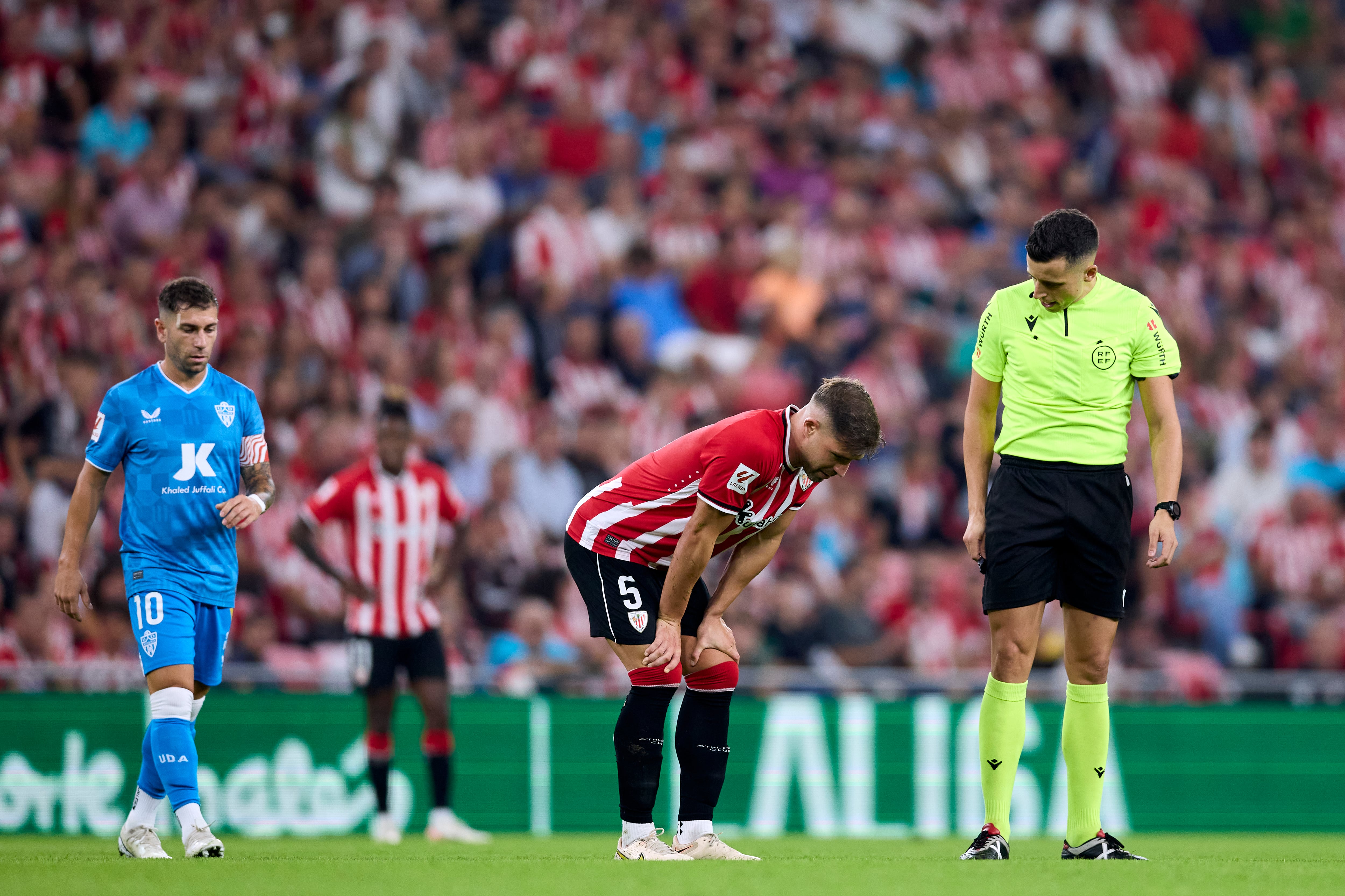 Yeray Álvarez se retira lesionado del partido entre Athletic y Almería, disputado el pasado seis de octubre en San Mamés