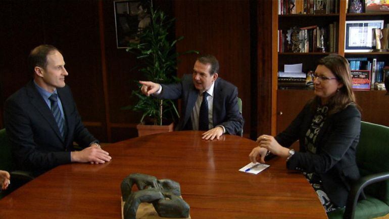 El director de la planta de PSA en Vigo, Yann Martin; el alcalde de Vigo, Abel Caballero y la concejala de urbanismo, María Xosé Caride