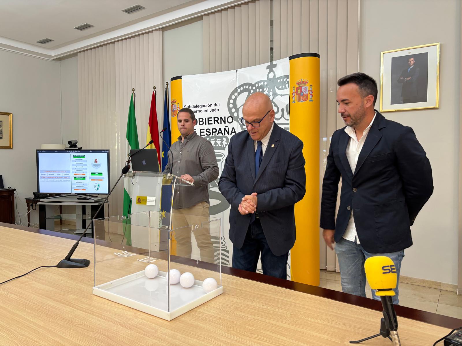 Sorteo de la Copa Subdelegado en Jaén con Manuel Fernández, subdelegado del Gobierno y Javier Mañas, delegado de la RFAF en Jaén.