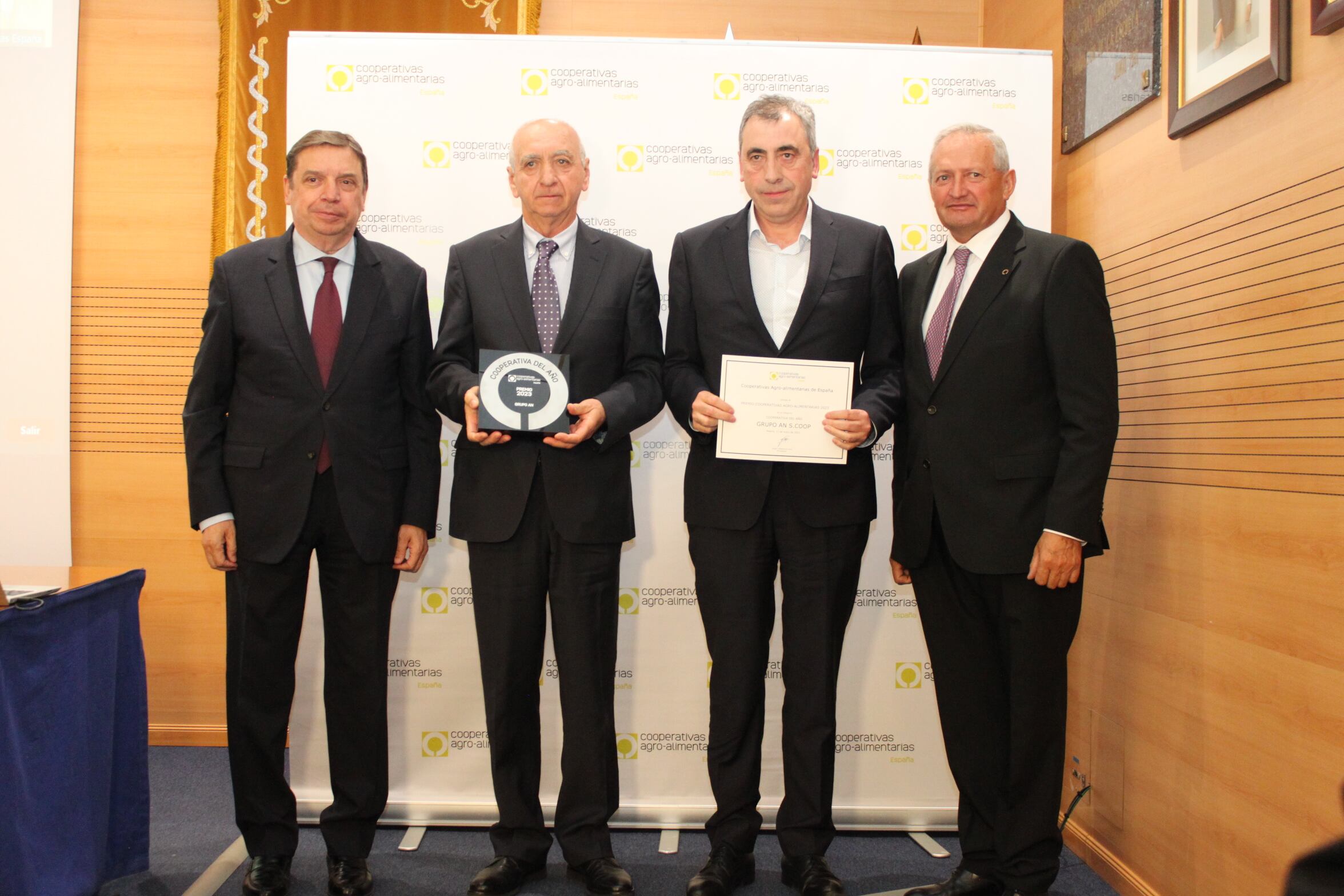 De izquierda a derecha, el ministro de Agricultura, Luis Planas; el presidente del Grupo AN, Francisco Arrarás; el director general, Alfredo Arbeloa; y el presidente de Cooperativas Agro-alimentarias de España, Ángel Villafranca, durante la entrega del premio