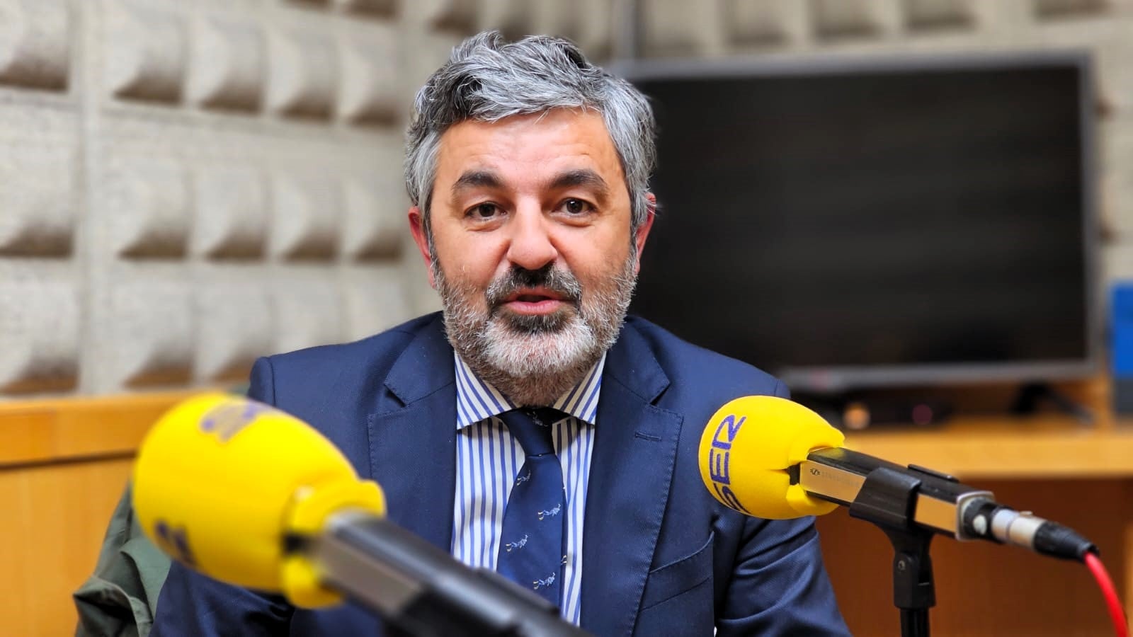 Alejandro Calvo en los estudios de Radio Asturias SER