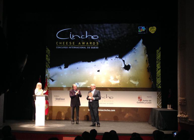 Juan Vicente Herrera entrega el &quot;Mejor Cincho 2016&quot; a Queserías Entrepinares