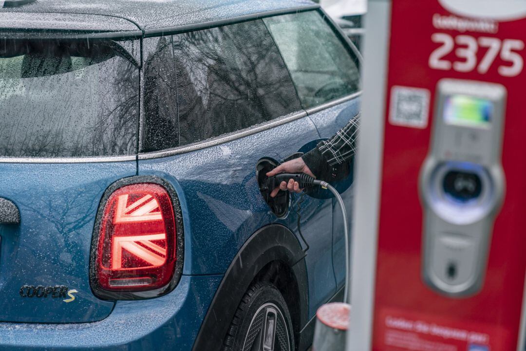 Coche eléctrico cargándose. 