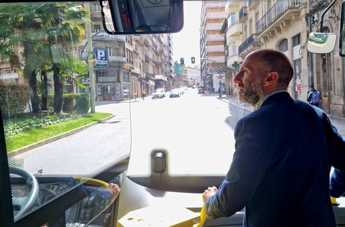 El alcalde de Ourense, Gonzalo Jácome, estrenando los conocidos como 'busitos'