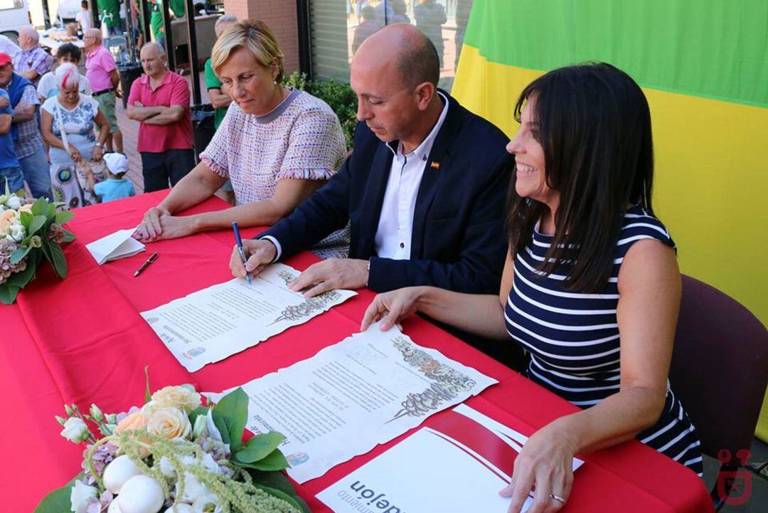 Los alcaldes de ambos municipios durante el acto del pasado 1 de septiembre. 