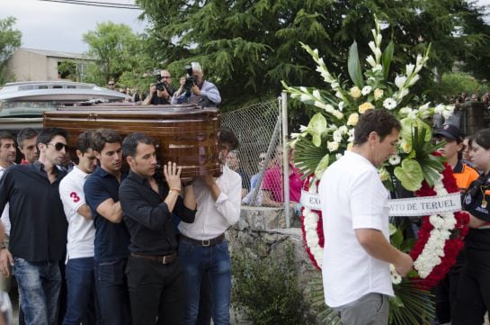 Miembros de la cuadrilla de Víctor Barrio y novilleros amigos del diestro llevan sus restos mortales a hombros, para introducirlo en la capilla ardiente instalada en el polideportivo de Sepúlveda, en Segovia.