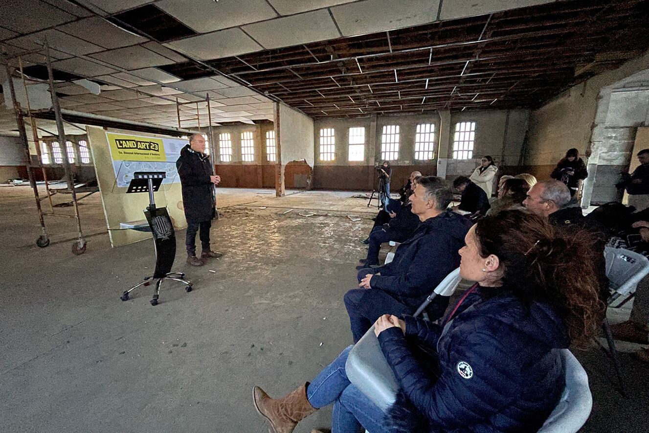 L'ideòleg i comissari de la Biennal, Pere Moles, durant la presentació de la cinquena mostra artística a l'antiga fàbrica de tabacs CATSA.
