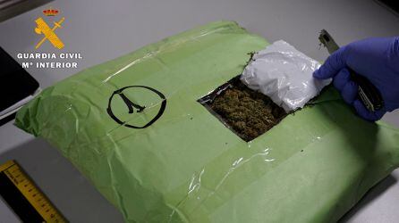 Uno de los paquetes con la marihuana