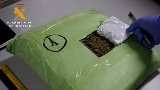 Uno de los paquetes con la marihuana