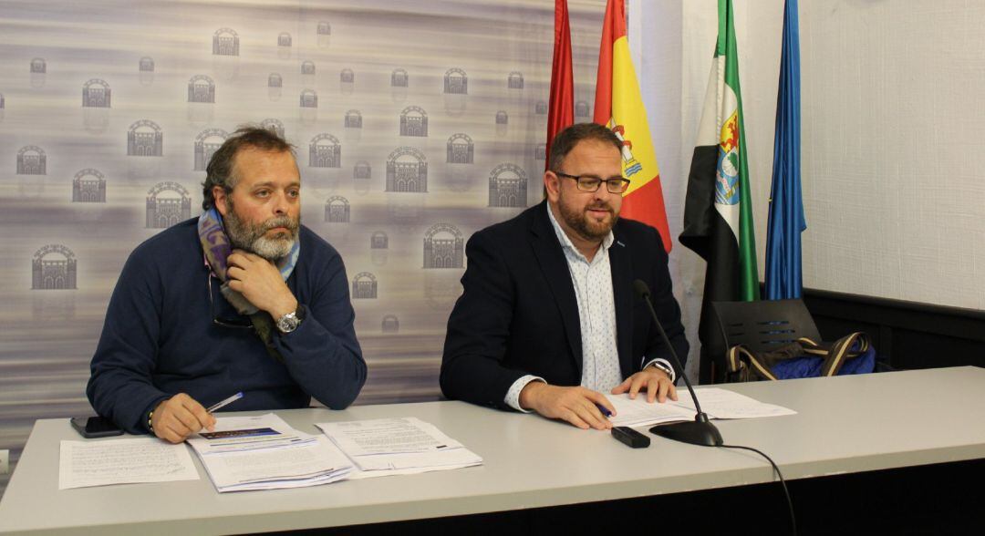 Rafael España y Antonio Rodríguez Osuna en la sala de prensa 
 EXTREMADURA.-La iluminación artística del Puente Romano de Mérida estará en funcionamiento en junio
 