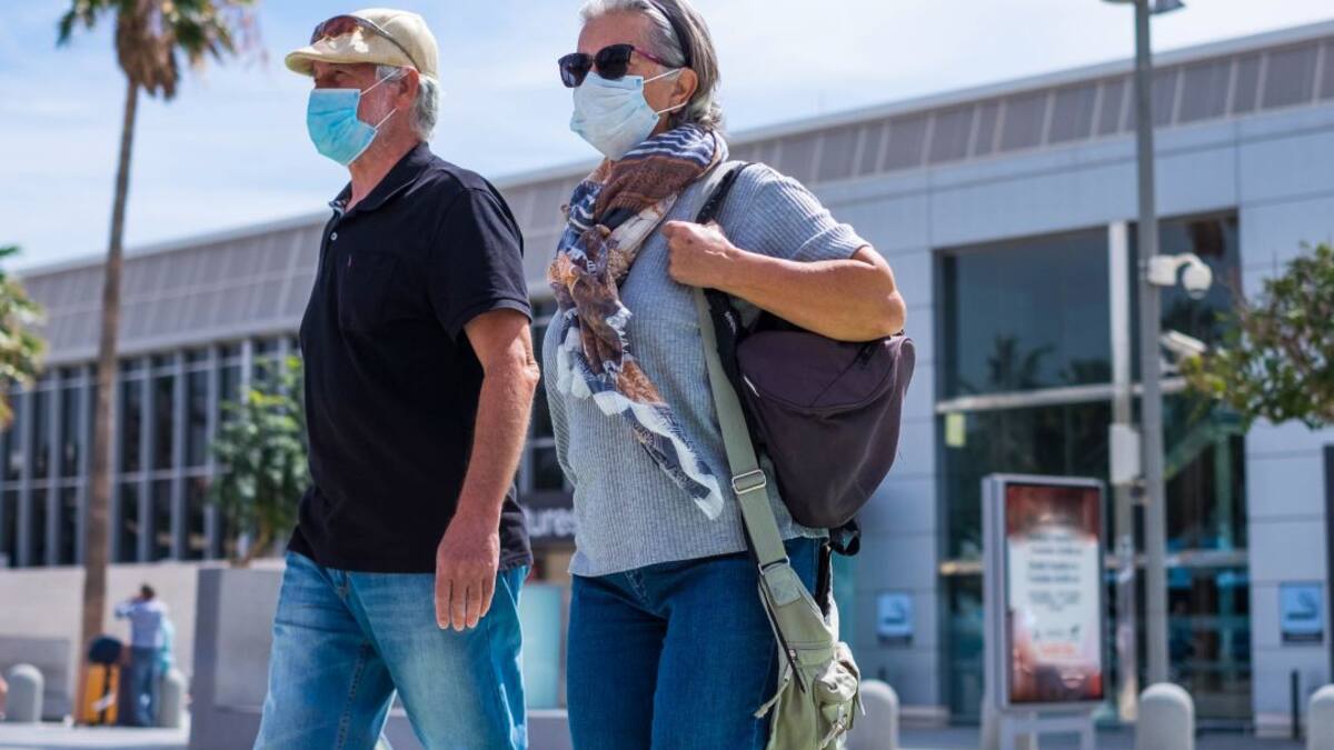 "El uso de la mascarilla tendría que ser obligatoria en Canarias porque la sociedad se está relajando"