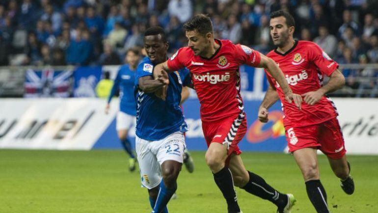 Xavi Molina en una acció del partit contra l&#039;Oviedo.