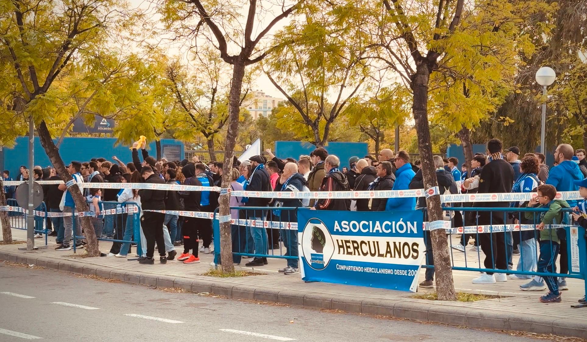 Los aficionados del Hércules se manifiestan en la puerta cero del Rico Pérez antes del partido frente al Antequera