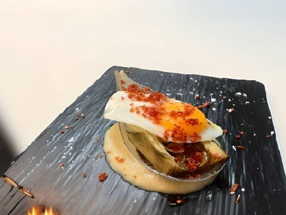 Lágrima sobre parmentier de alcachofa, de la cervecería Carvi, la mejor Tapa Cofrade de Alicante 2024