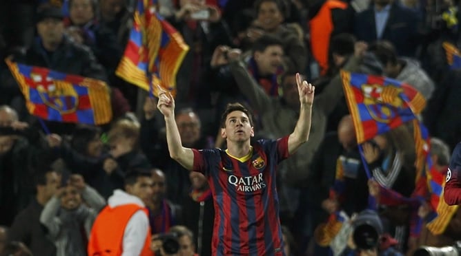 Messi mira al cielo en la celebración del primer gol al City.