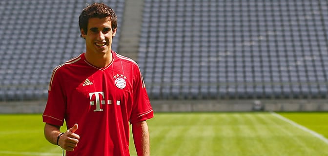 Javi Martínez posa con su nueva camiseta tras tres presentado como jugador del Bayern