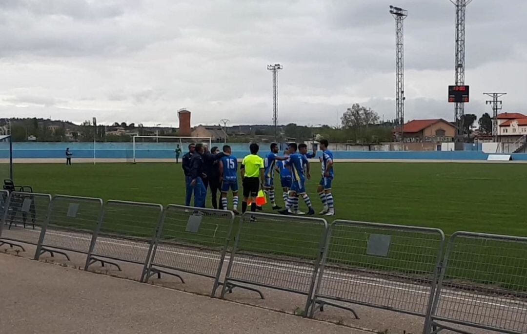 La plantilla blanquiazul celebrando el tanto del triunfo de Santín.